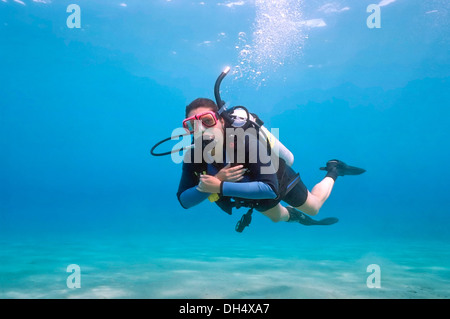 Portrait d'une femme horizontale la plongée dans la mer. Banque D'Images