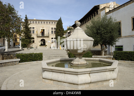 Fontaine en face de l'hôtel de ville à Arta Banque D'Images