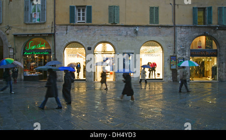 Le cœur vert de l'Italie', de l'Ombrie, se trouve enclavé au centre de l'Italie et est connu pour ses magnifiques paysages et bâtiments Banque D'Images