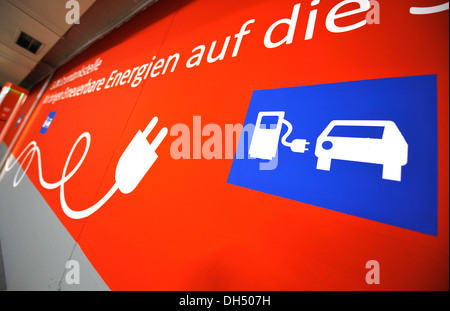 Signer pour une station de recharge pour véhicules électriques dans un parking souterrain, Munich, Bavière Banque D'Images