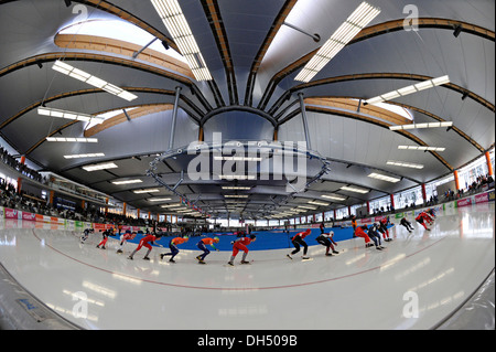 Départ groupé, le patinage de vitesse, la course de la Coupe du monde, Max-Aicher-Arena, Inzell, Bavière, Allemagne Banque D'Images