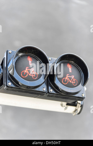 Les feux de circulation pour piétons et cyclistes au pont à bascule de traverser la rivière à Kappeln Schlei, Schleswig-Holstein Banque D'Images