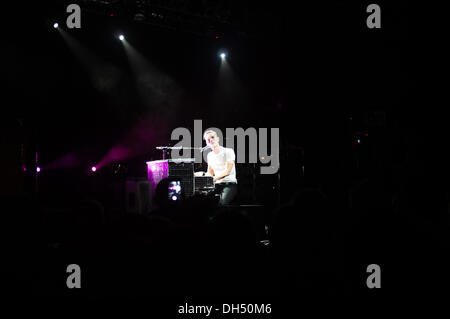 Bristol, Royaume-Uni. 30 octobre 2013. Chanteur Dan Gillespie Sells au piano Crédit : Rob Hawkins/Alamy Live News Banque D'Images