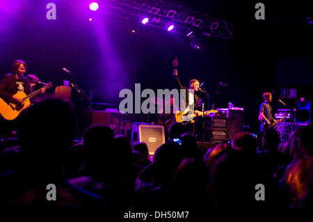 Bristol, Royaume-Uni. 30 octobre 2013. Brit Award nominé band, le sentiment, prendre à la scène Crédit : Rob Hawkins/Alamy Live News Banque D'Images