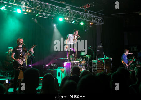 Bristol, Royaume-Uni. 30 octobre 2013. Le sentiment est chanteur Dan Gillespie Sells montrant son spectacle Crédit : Rob Hawkins/Alamy Live News Banque D'Images
