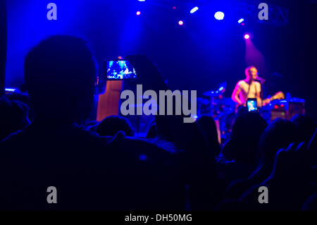 Bristol, Royaume-Uni. 30 octobre 2013. Un homme dans la foule enregistre une performance de l'impression sur son téléphone mobile Crédit : Rob Hawkins/Alamy Live News Banque D'Images