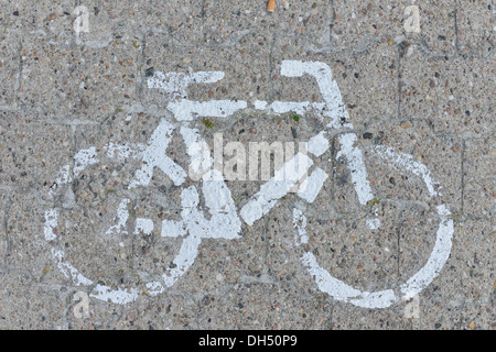 Marquage sur une piste cyclable, le pictogramme d'un vélo sur la route Banque D'Images