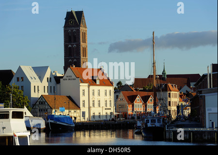 Vieux Port et clocher de Sainte Marie, ville hanséatique de Wismar, Mecklenburg-Hither Occidentale, l'Allemagne, au patrimoine mondial de l'UNESCO Banque D'Images