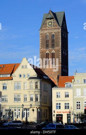 Vieux Port et clocher de Sainte Marie, ville hanséatique de Wismar, Mecklenburg-Hither Occidentale, l'Allemagne, au patrimoine mondial de l'UNESCO Banque D'Images