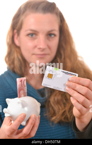 Femme tenant une carte d'assurance maladie et d'un billet d'euro 10 Banque D'Images