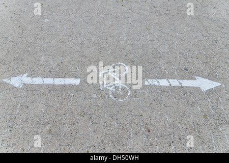 Marquage sur une piste cyclable, le pictogramme d'un vélo sur la route Banque D'Images