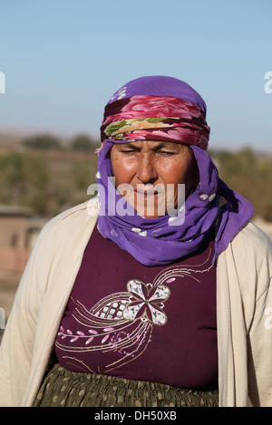 Femme du village de Sultantepe sur la plaine mésopotamienne, site de la découverte de quelques Epic de Gilgamesh cuneiform comprimés, au sud-est de la Turquie Banque D'Images