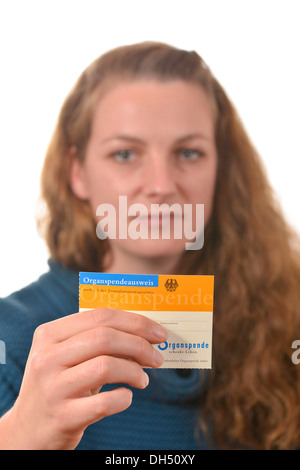 Femme tenant une carte de donneur d'organes Banque D'Images