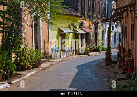 Rue avec ses maisons colorées, Panaji, Goa, Inde, Asie Banque D'Images