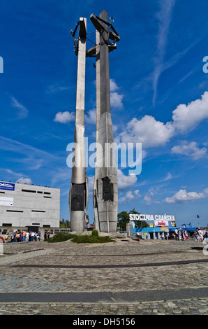 Monument aux Morts, Pomnik Poleglych Les travailleurs des chantiers navals, Stoczniowców dans la place en face de l'entrée principale de la gare de Gdansk Banque D'Images