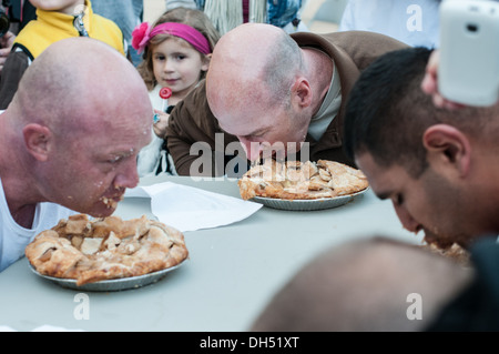 Le lieutenant-colonel Rob Wiley, centre, au cours de fouilles dans la tarte au concours de l'alimentation et de commandement des Forces canadiennes, l'armée américaine US Army Reserve Command Banque D'Images