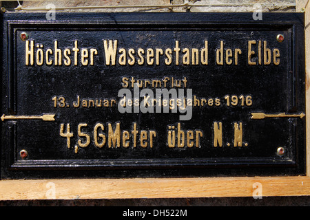 Panneau "Hoechster Wasserstand der Elbe', l'allemand pour "plus haut niveau de l'eau de l'Elbe", apogée Strandweg street, Banque D'Images