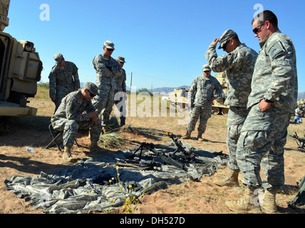 Le Sgt. Michael Cronin, un chef d'équipe de la Compagnie Alpha, 1er Bataillon, 6e Régiment d'infanterie, 2e Brigade, 1e Division blindée, mémoires de soldats sur l'assemblage de diverses armes à Fort Bliss, au Texas, le 25 octobre, 2013. Soldats à l'évaluation de l'intégration réseau Banque D'Images