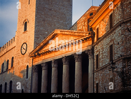 Le cœur vert de l'Italie', de l'Ombrie, se trouve enclavé au centre de l'Italie et est connu pour ses magnifiques paysages et bâtiments Banque D'Images