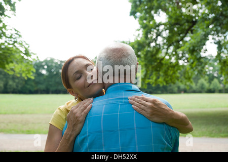 Woman hugging un homme âgé Banque D'Images