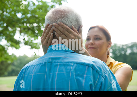 Woman hugging un homme âgé Banque D'Images