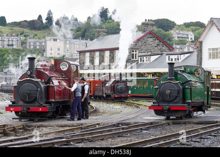 Locomotive à vapeur sur le chemin de fer, à Blaenau Ffestiniog Porthmadog, au Pays de Galles Banque D'Images