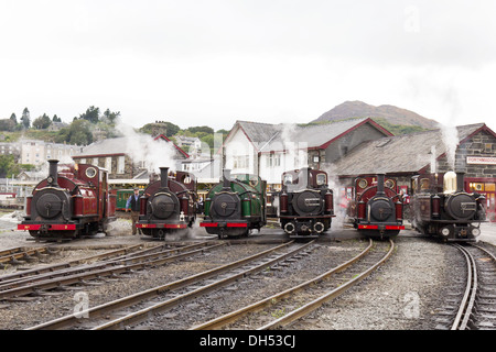 Locomotive à vapeur sur le chemin de fer, à Blaenau Ffestiniog Porthmadog, au Pays de Galles Banque D'Images