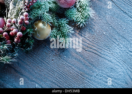 Décoration de noël sapin de noël et plus de fond de bois. Banque D'Images