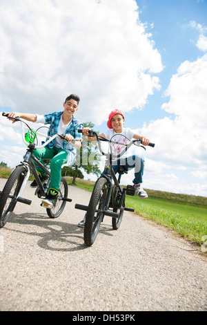 Deux garçons sur les bicyclettes Banque D'Images