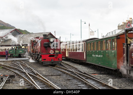 Locomotive à vapeur sur le chemin de fer, à Blaenau Ffestiniog Porthmadog, au Pays de Galles Banque D'Images