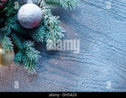 Décoration de noël sapin de noël et plus de fond de bois. Banque D'Images