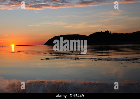 Maquereaux ciel au coucher du soleil sur l'estuaire de Llansteffan Castle et Tywi de Ferryside Carmarthenshire Wales Cymru UK GO Banque D'Images