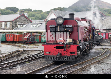 Locomotive à vapeur sur le chemin de fer, à Blaenau Ffestiniog Porthmadog, au Pays de Galles Banque D'Images