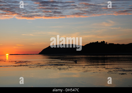 Maquereaux ciel au coucher du soleil sur l'estuaire de Llansteffan Castle et Tywi de Ferryside Carmarthenshire Wales Cymru UK GO Banque D'Images