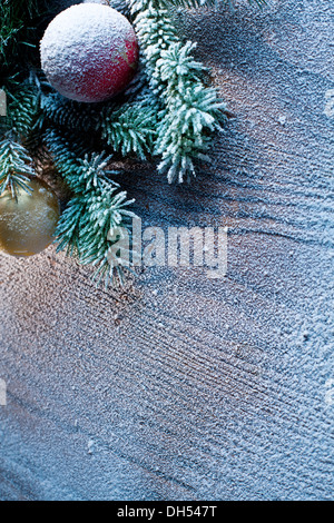 Décoration de noël sapin de noël et plus de fond de bois. Banque D'Images