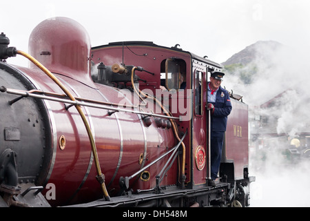 Locomotive à vapeur sur le chemin de fer, à Blaenau Ffestiniog Porthmadog, au Pays de Galles Banque D'Images