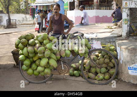 Offres de vente homme de coco au bord de la route, Orissa, Inde Banque D'Images