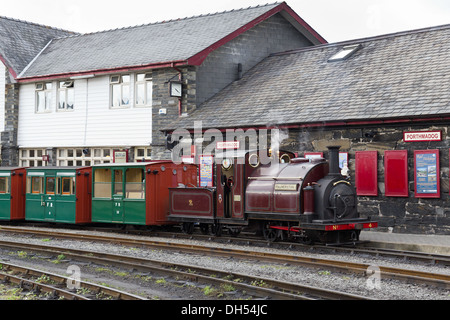 Locomotive à vapeur sur le chemin de fer, à Blaenau Ffestiniog Porthmadog, au Pays de Galles Banque D'Images