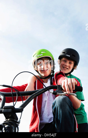 Deux garçons cool sur un vélo BMX Banque D'Images