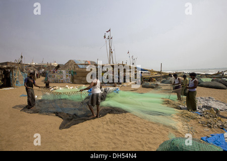 Des pêcheurs des filets de pêche, Orissa, Inde Banque D'Images