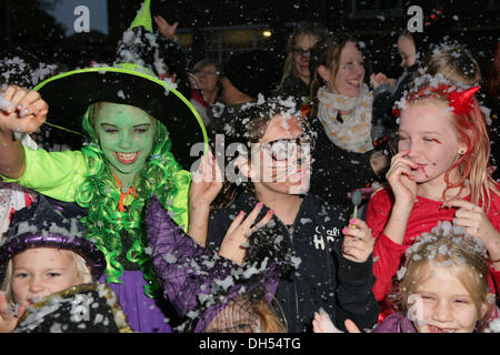 West Wickham, Kent, UK. 31 octobre 2013. Une tempête de neige pour l'Halloween dans la Swan Pub, West Wickham,Ken Crédit : Keith Larby/Alamy Live News Banque D'Images