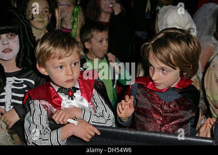 West Wickham, Kent, UK. 31 octobre 2013. Les enfants déguisés pour l'Halloween dans la Swan Pub, West Wickham,Ken Crédit : Keith Larby/Alamy Live News Banque D'Images