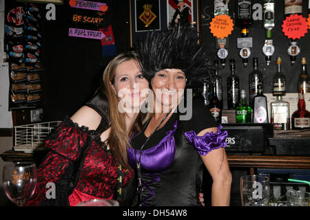 West Wickham, Kent, UK. 31 octobre 2013. Personnel du bar déguisés pour l'Halloween dans la Swan Pub, West Wickham,Ken Crédit : Keith Larby/Alamy Live News Banque D'Images