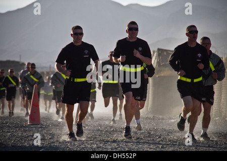 La poussière vole depuis les pieds de soldats de l'armée américaine avec 1er bataillon du 506e Régiment d'infanterie, 4e Brigade Combat Team, 101st Airborne Division (Air Assault), dans le cadre d'une course pour le tombé, à la base d'opérations avancée Gardez, 26 octobre, 2013. Banque D'Images