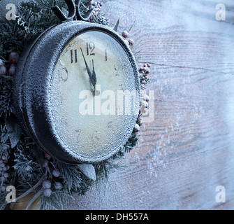 Nouvelle Année réveil sur la neige fond de bois. Cinq à douze. Banque D'Images