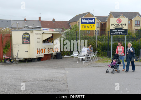 Deux hommes de manger le déjeuner d'un Burger Van sur le côté de la route, dans une zone industrielle de Splott Tyndall Street Cardiff East Banque D'Images