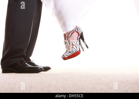 Couple de mariage. Les jambes de l'époux et l'épouse. Pieds de chaussures chaussures indoor Banque D'Images