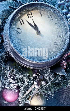 Nouvelle Année avec de la neige en poudre de l'horloge. Cinq à douze. Banque D'Images