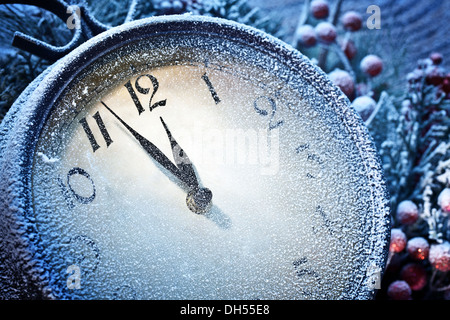 Nouvelle Année avec de la neige en poudre de l'horloge. Cinq à douze. Banque D'Images