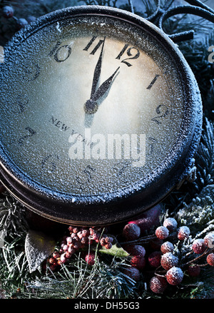 Nouvelle Année avec de la neige en poudre de l'horloge. Cinq à douze. Banque D'Images